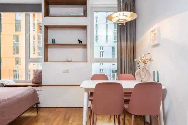 habitación con escritorio