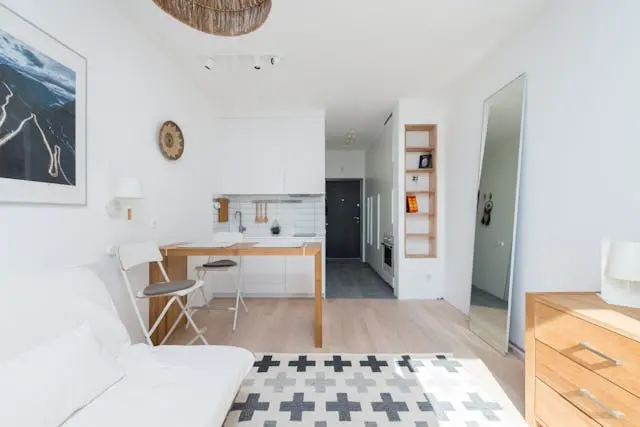 habitacion con cama y escritorio