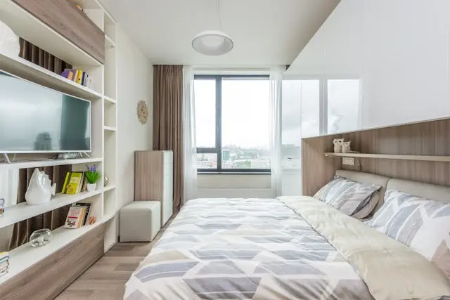 habotación con cama y televisor