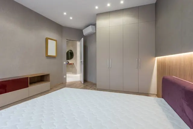 habitación con cama y closeth
