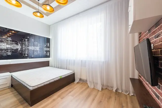 habotación con cama y televisor