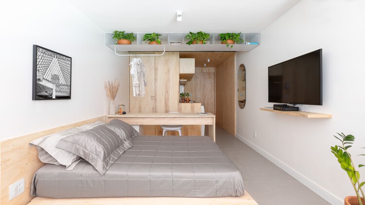Decoración de dormitorio pequeño moderno con cama funcional y diseño minimalista