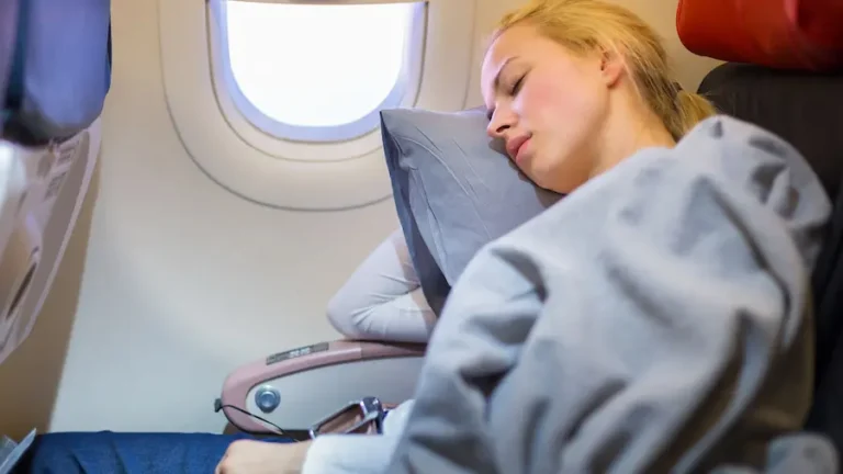 ¿Qué es el jet lag y cómo evitar que arruine tu viaje?